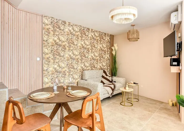 La Sensuelle With Holiday home